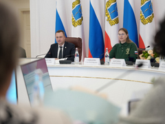 Губернатор наградил почетным знаком 8 саратовских матерей