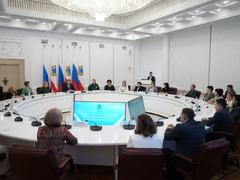 Губернатор наградил почетным знаком 8 саратовских матерей