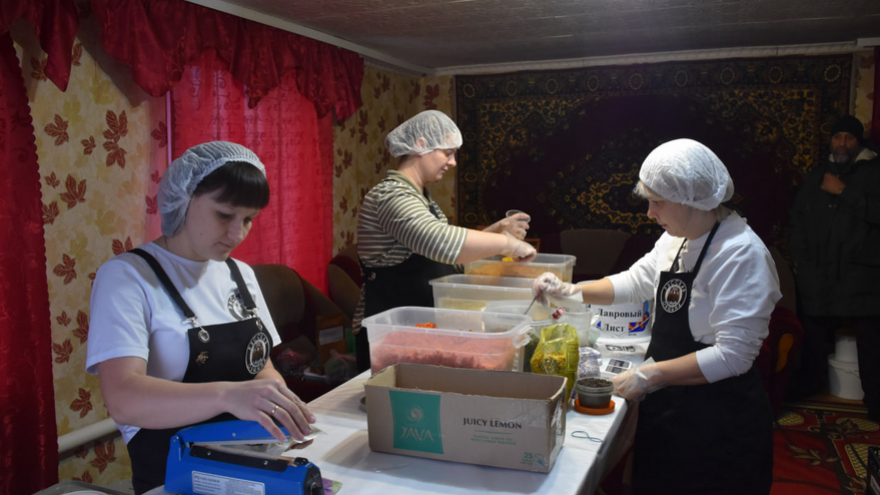 Часто случается, что зимой пацаны из 300 переходят в 200, потому что замерзают в танке. Как волонтеры из Саратовской области помогают спасать солдат на СВО