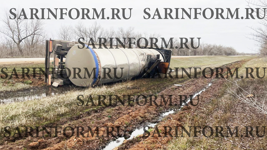 Под Саратовом перевернулся грузовик с нефтепродуктами