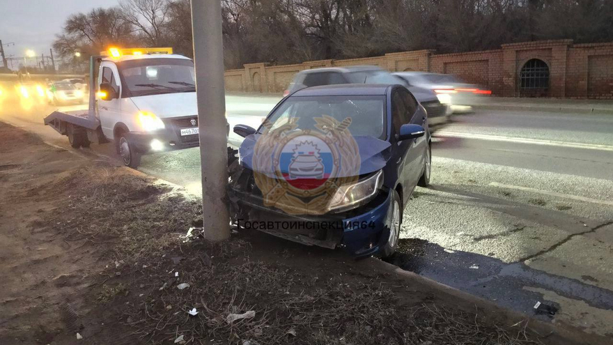 В Саратове водитель KIA протаранил столб около кладбища 
