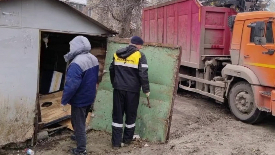 В Саратове за неделю снесли 78 незаконных ларьков, гаражей и баннеров
