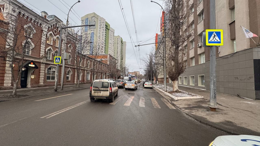 В Саратове у архитектурного колледжа сбили 16-летнюю девочку