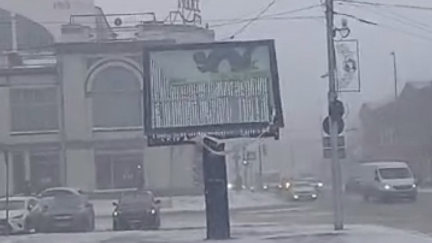 Упавшие деревья и заборы, разбитые автомобили, оборванные провода: Саратов накрыло штормом