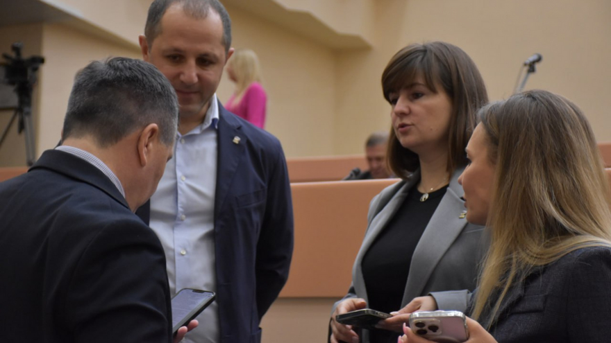 Охрана школ, зарплаты бюджетникам, выплаты по инвесткредитам: утверждены последние в 2025 году поправки в областной бюджет