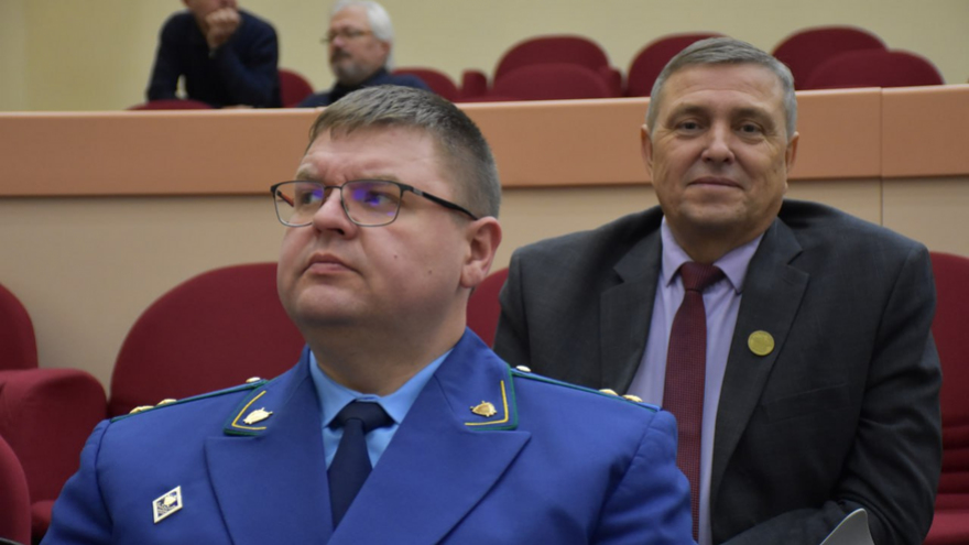 Охрана школ, зарплаты бюджетникам, выплаты по инвесткредитам: утверждены последние в 2025 году поправки в областной бюджет