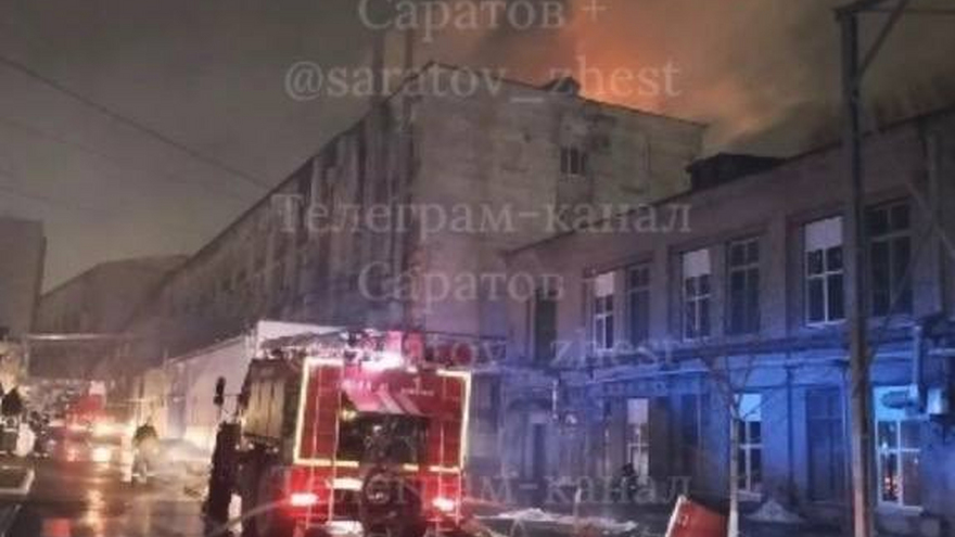 В Саратове 50 пожарных приехали на тушение административного здания