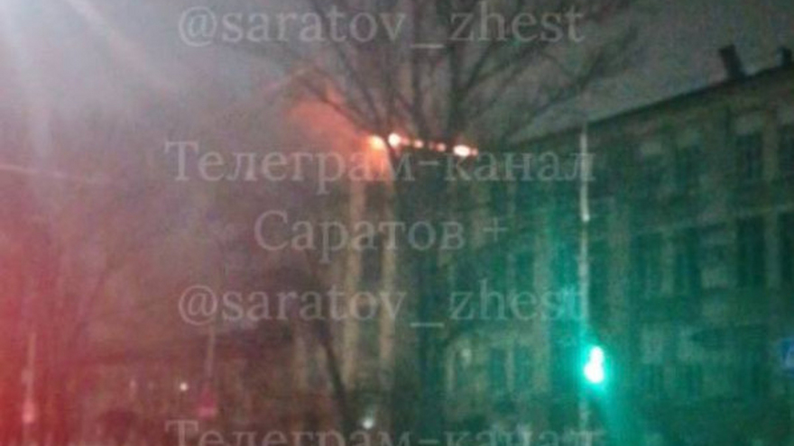 В Саратове 50 пожарных приехали на тушение административного здания