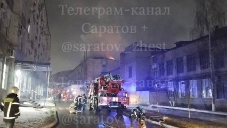 В Саратове 50 пожарных приехали на тушение административного здания