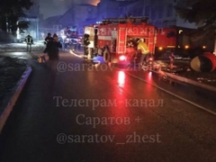 В Саратове 50 пожарных приехали на тушение административного здания