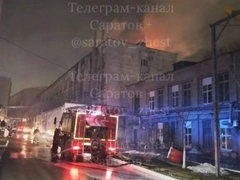 В Саратове 50 пожарных приехали на тушение административного здания