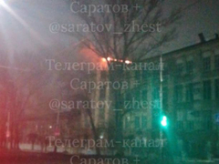 В Саратове 50 пожарных приехали на тушение административного здания