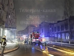 В Саратове 50 пожарных приехали на тушение административного здания