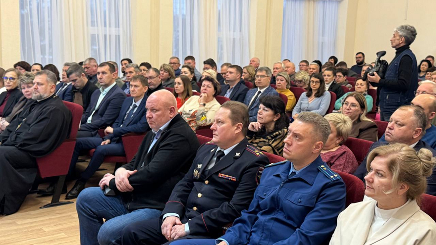 Ремонт дорог, новый подход к озеленению, льготный общественный транспорт: представлен отчет о работе энгельсской администрации