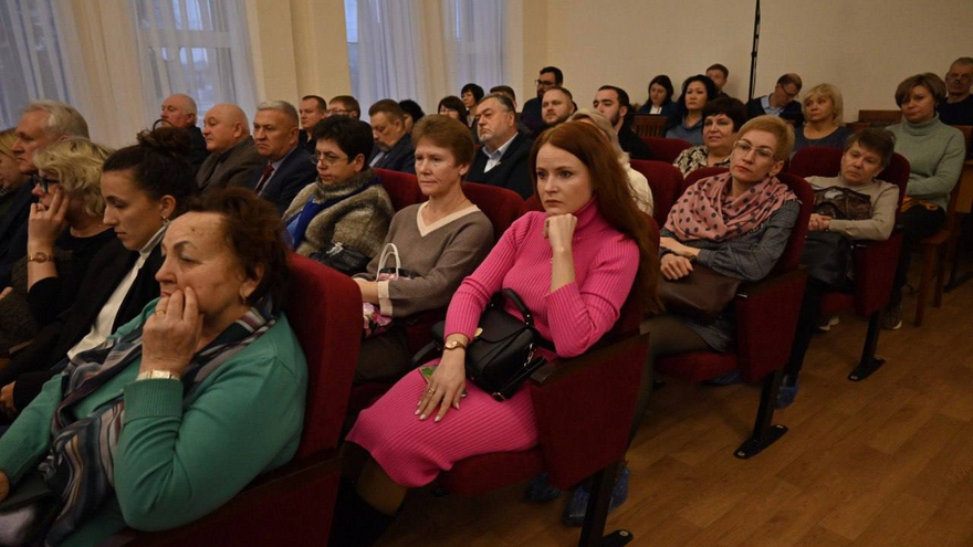 Ремонт дорог, новый подход к озеленению, льготный общественный транспорт: представлен отчет о работе энгельсской администрации