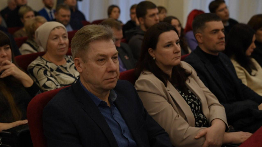 Ремонт дорог, новый подход к озеленению, льготный общественный транспорт: представлен отчет о работе энгельсской администрации