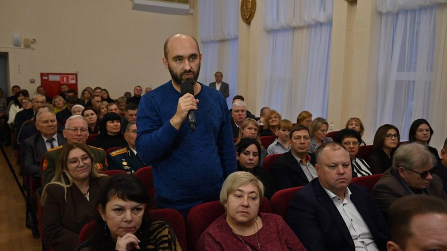 Ремонт дорог, новый подход к озеленению, льготный общественный транспорт: представлен отчет о работе энгельсской администрации
