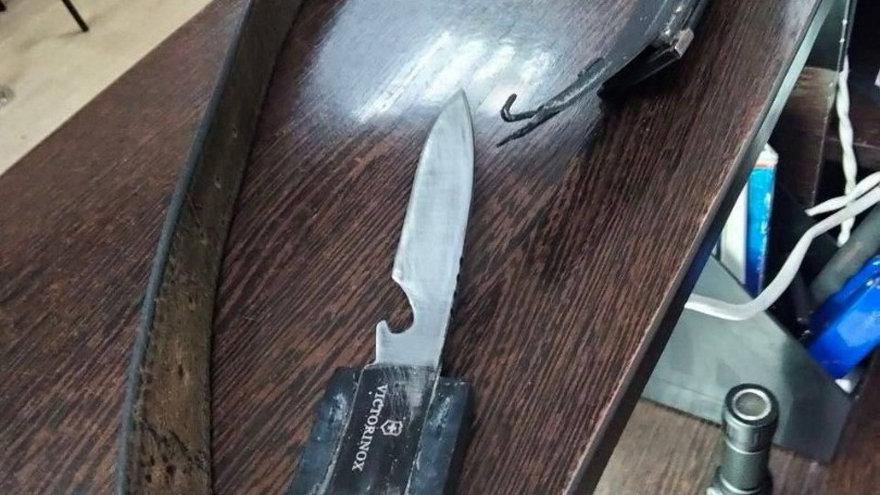 Саратовец пришел к приставам со скрытым ножом в ремне