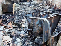 Женщина забежала в горящий дом за документами и потеряла сознание: ее спасли сотрудники МЧС