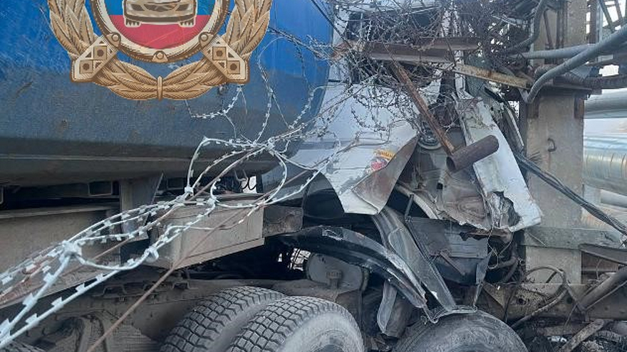 В Саратове водитель МАЗ влетел в бетонное ограждение