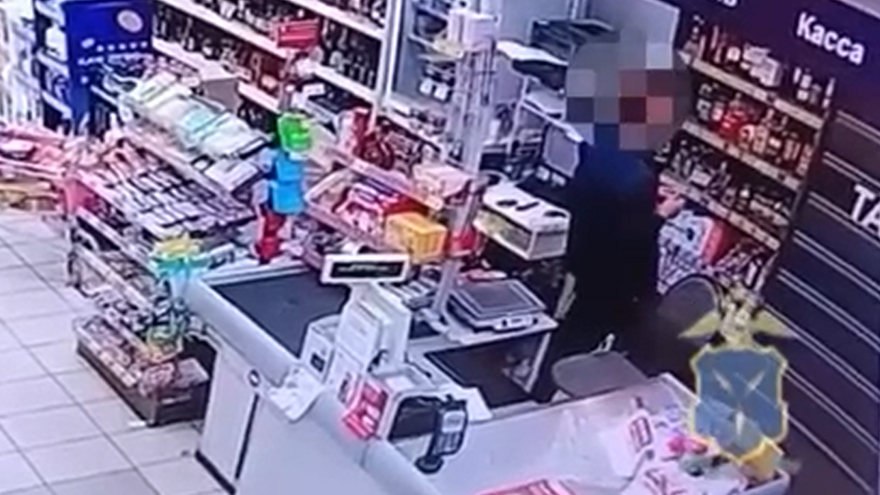 В Саратове директор Магнита украл c полки четыре бутылки алкоголя