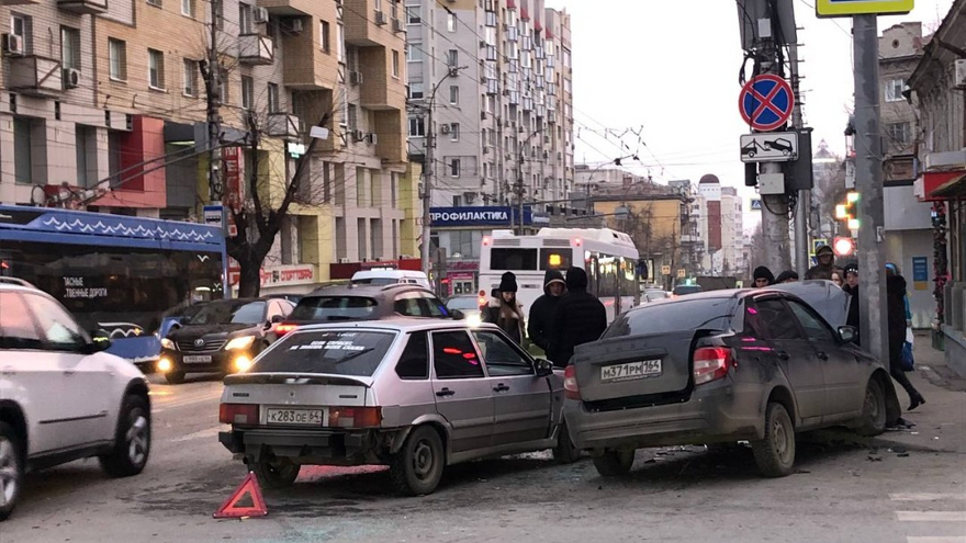 В центре Саратова разбились две Лады (фото)