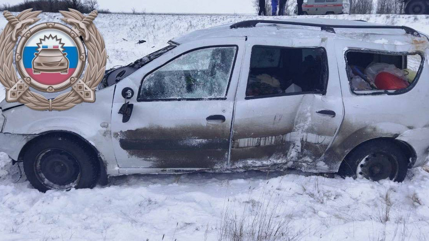 Под Ершовом три человека пострадали в улетевшей в кювет Ладе