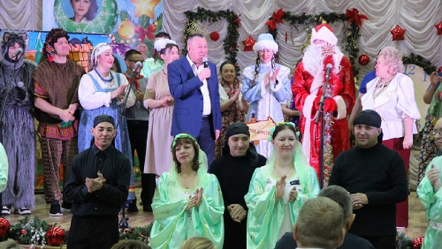 Новогодние традиции: в Энгельсском доме-интернате создали кованую фигуру огненного коня