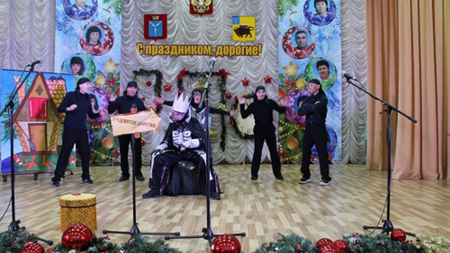 Новогодние традиции: в Энгельсском доме-интернате создали кованую фигуру огненного коня