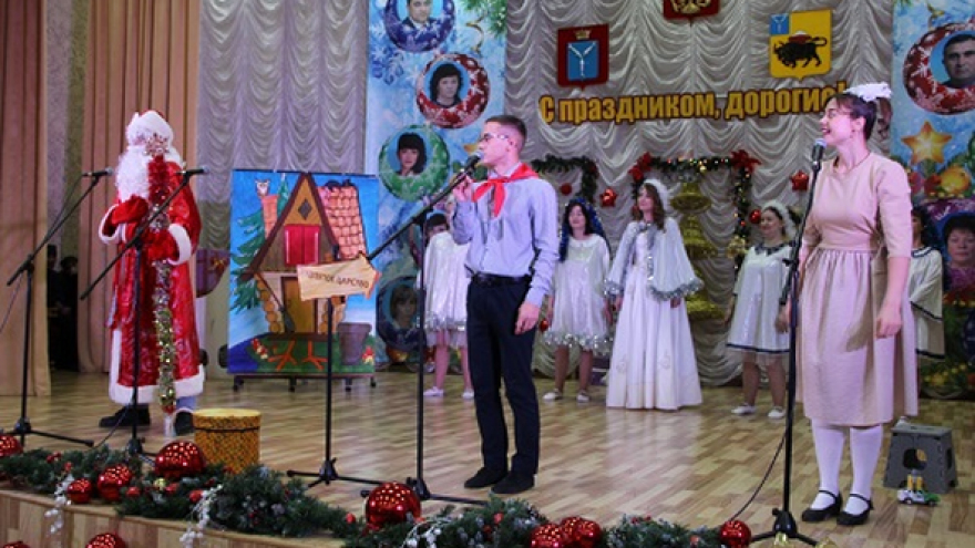 Новогодние традиции: в Энгельсском доме-интернате создали кованую фигуру огненного коня