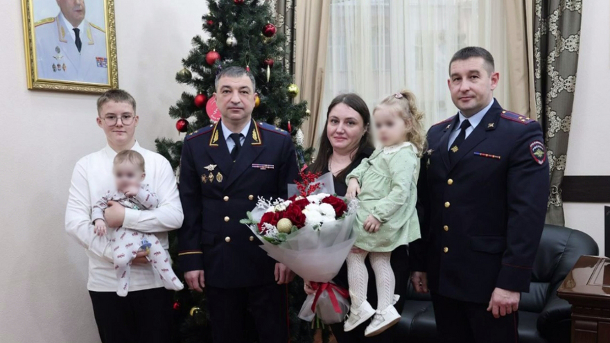 Глава ГУ МВД Ситников исполнил новогоднее желание многодетной семьи