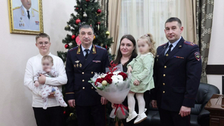 Глава ГУ МВД Ситников исполнил новогоднее желание многодетной семьи