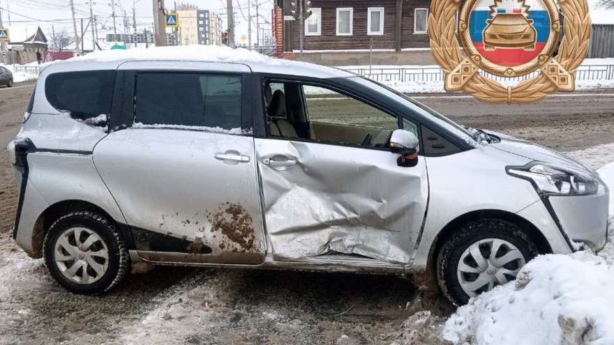 В столкновении Toyota Venza и Hyundai Solaris пострадал человек