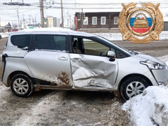 В столкновении Toyota Venza и Hyundai Solaris пострадал человек