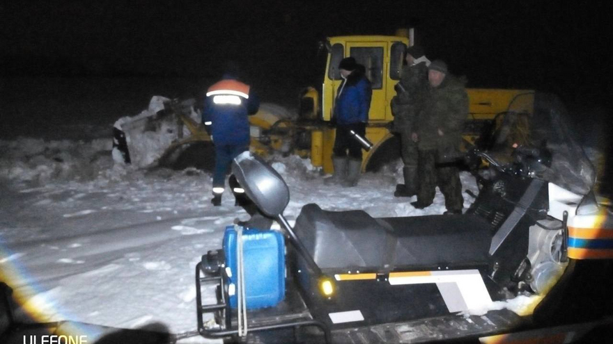 Ночью трое мужчин застряли на тракторе в поле: потребовалась помощь спасателей