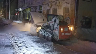 Мэрия: Саратов после снегопада расчищали около 300 единиц техники