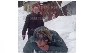В Саратове толпа мужчин с пистолетом напала на девушку и ее брата