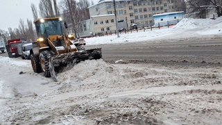 На саратовские трассы высыпали почти 5 тысяч тонн противогололедной смеси