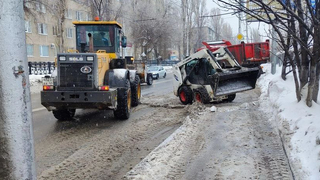 В Саратовской области на борьбу со снегопадом выпустили более тысячи спецмашин