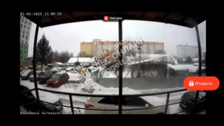 В Энгельсе снег с дома рухнул на припаркованные машины