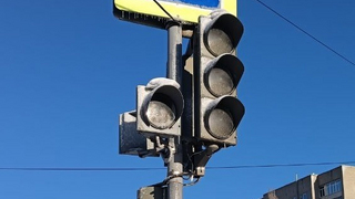 В Приволжском на оживленном перекрестке с выходных не работают светофоры
