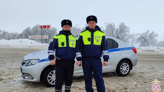 Две девушки из Саратова в пургу попали в ДТП под Волгоградом: на помощь пришли полицейские