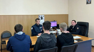 В Балакове полиция поймала катавшихся на троллейбусе подростков-зацеперов