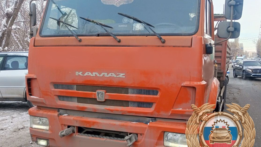 В Саратове водитель КамАЗа устроил ДТП у кладбища