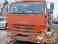 В Саратове водитель КамАЗа устроил ДТП у кладбища