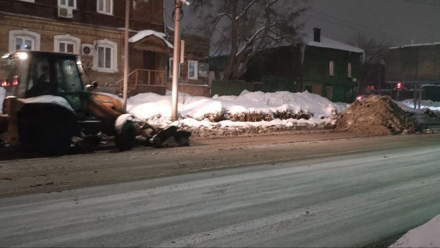Дорожники борются с последствиями снегопада в Саратовской области 
