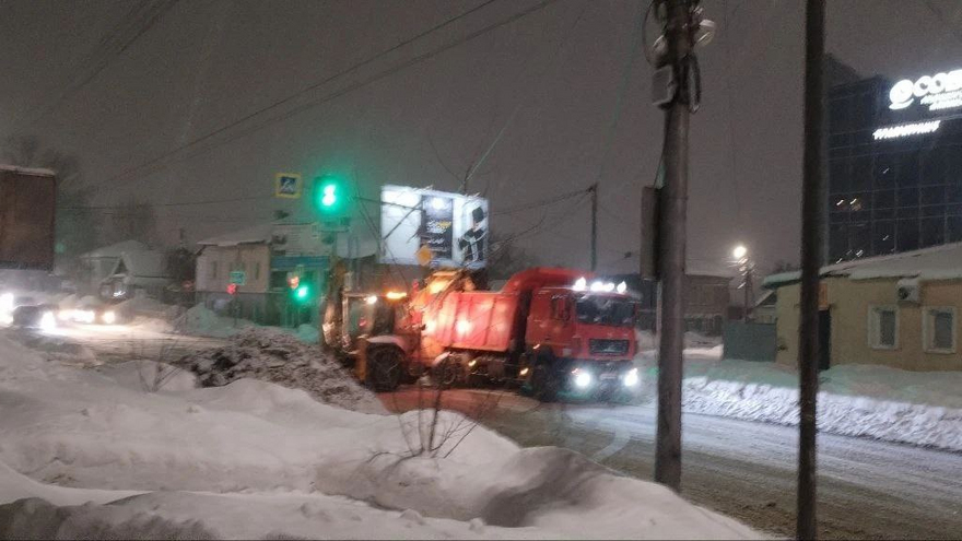 Дорожники борются с последствиями снегопада в Саратовской области 