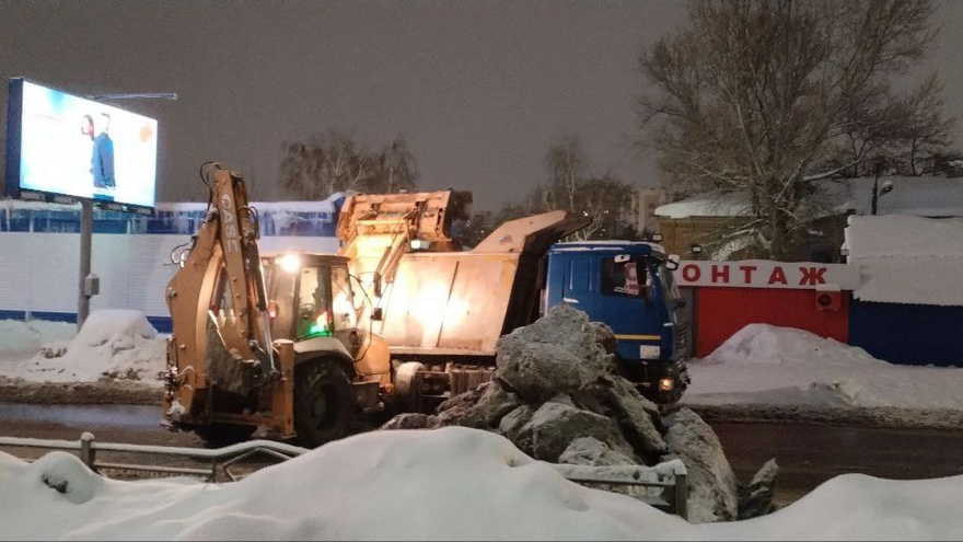 Дорожники борются с последствиями снегопада в Саратовской области 