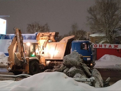 Дорожники борются с последствиями снегопада в Саратовской области 
