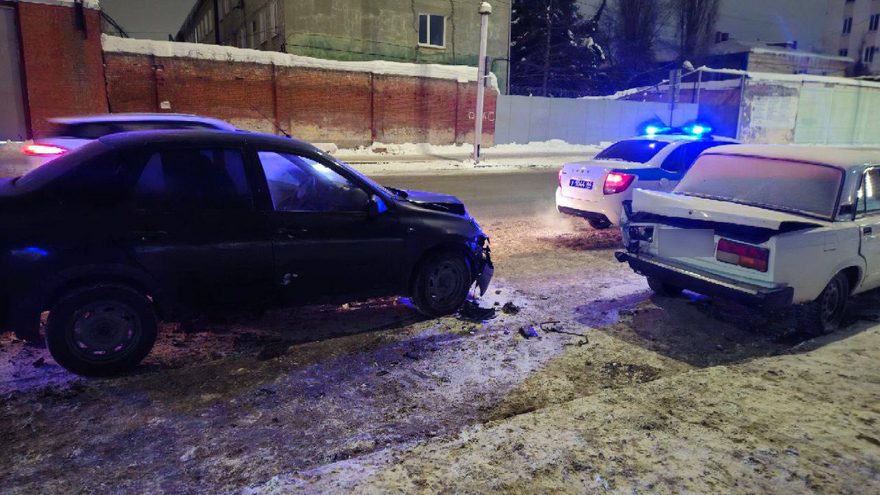В Саратове автомобилист с наркотиками попытался уйти от погони и попал в ДТП